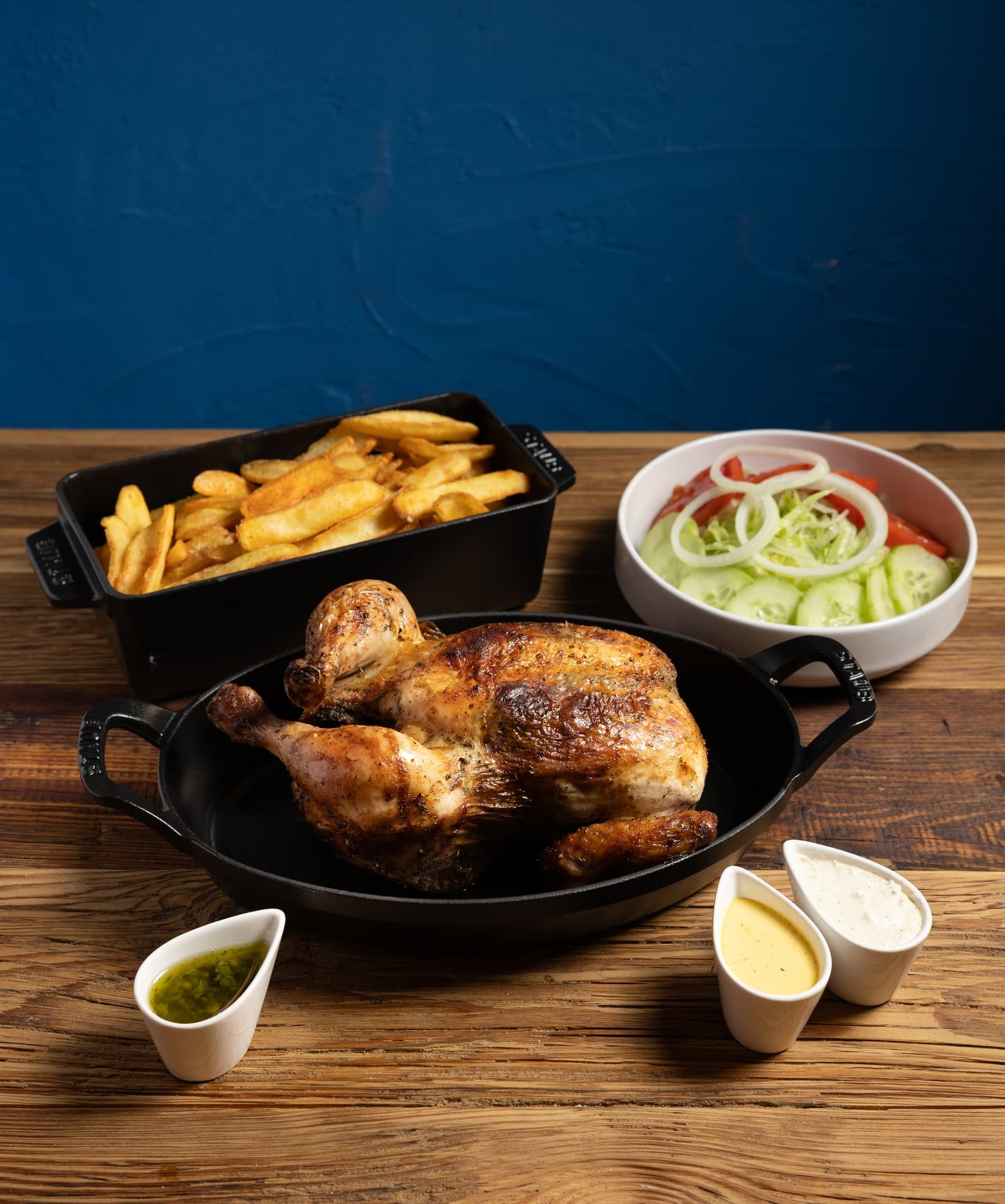 Pollo entero a la brasa, marinado con especias peruanas, acompañado de patatas, 2 salsas y ensalada a elegir (clásica o tomate) - El Corral de Mamay