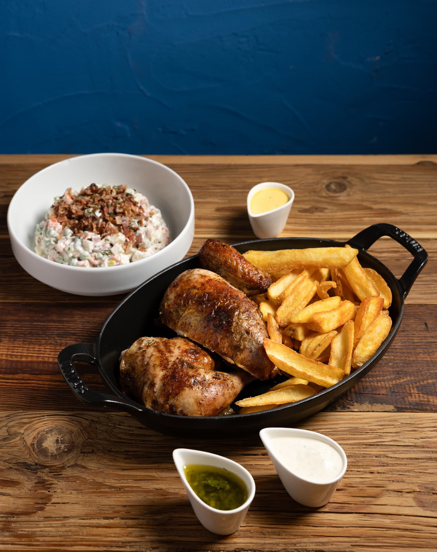 Medio pollo a la brasa marinado con especias peruanas, acompañado de patatas, 2 salsas y ensalada a elegir (clásica o tomate) - El Corral de Mamay