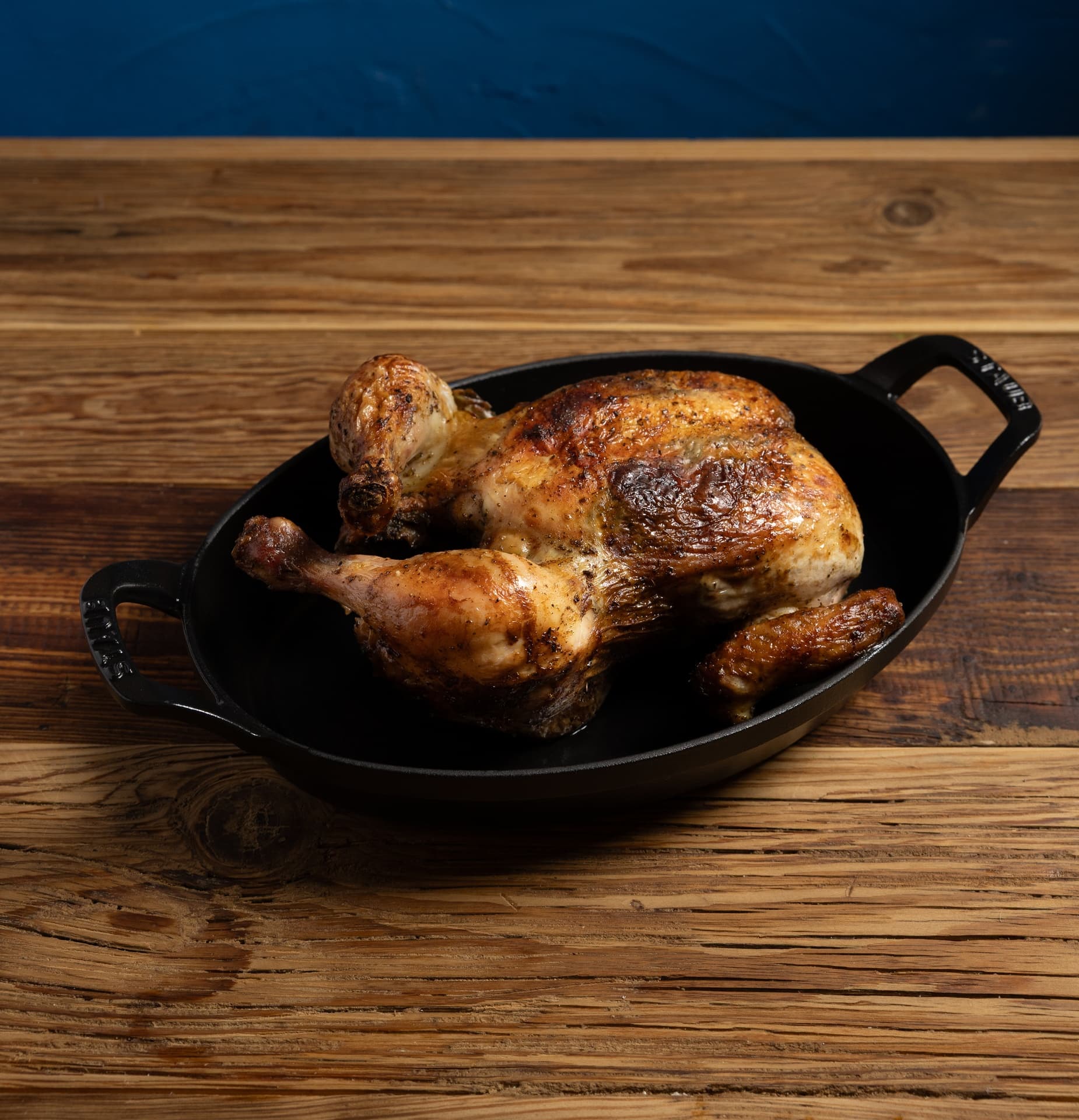 Pollo entero a la brasa marinado con especias peruanas. Sólo, sin acompañamiento - El Corral de Mamay