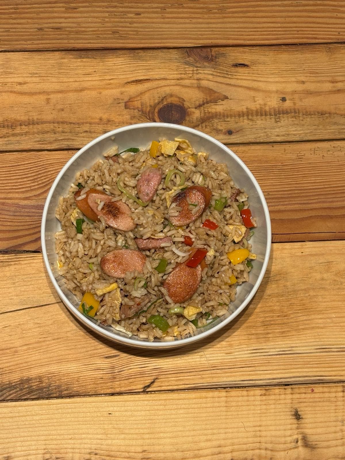 El irresistible sabor del wok: arroz frito al fuego vivo con toques ahumados, cebollita china y el secreto de la fusión peruano-china. - El Corral de Mamay