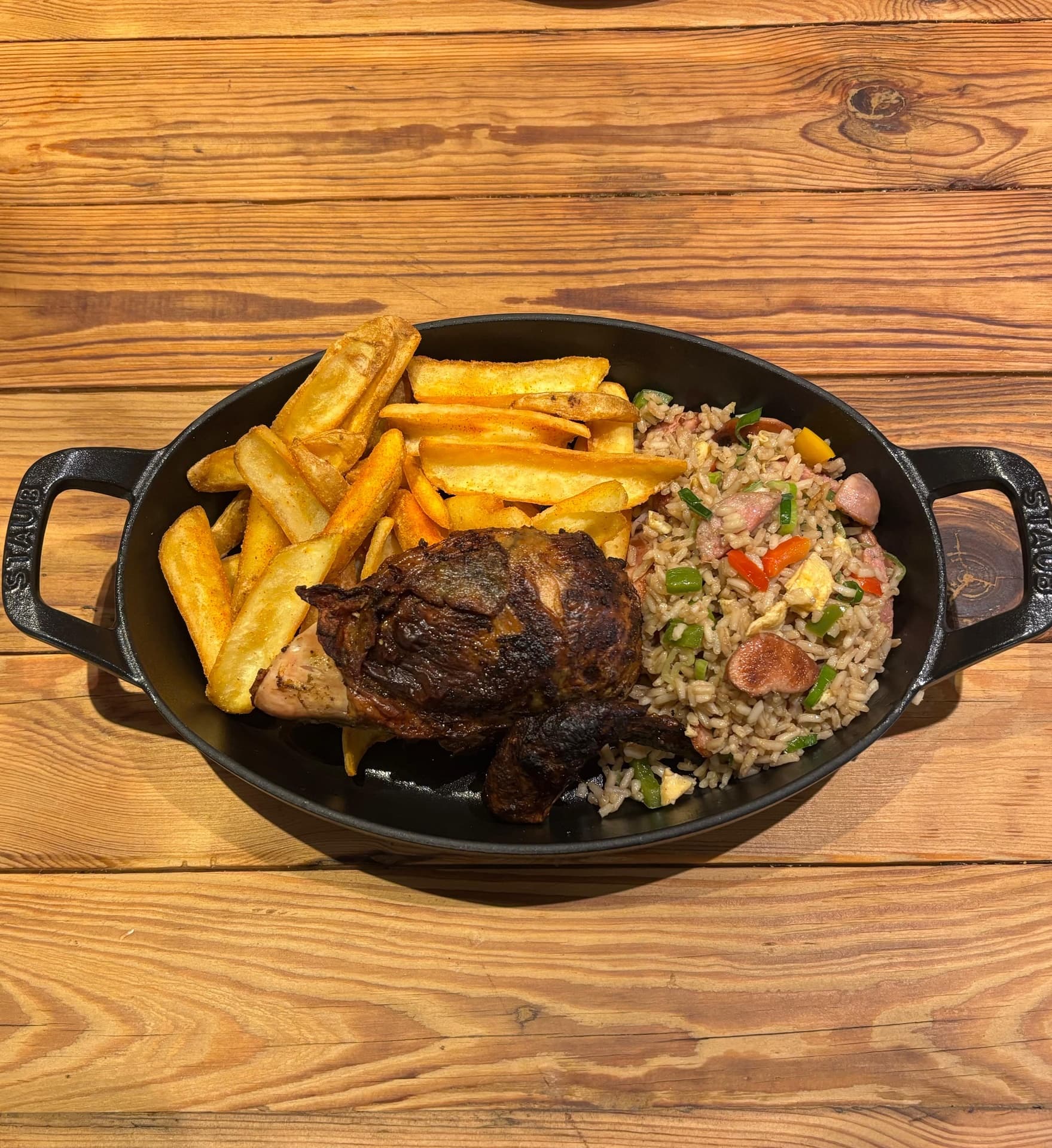 Deliciosa combinación de 1/4 de pollo a la brasa, arroz chaufa y papas doradas, bañado en las más exquisitas salsas tradicionales peruanas. - El Corral de Mamay