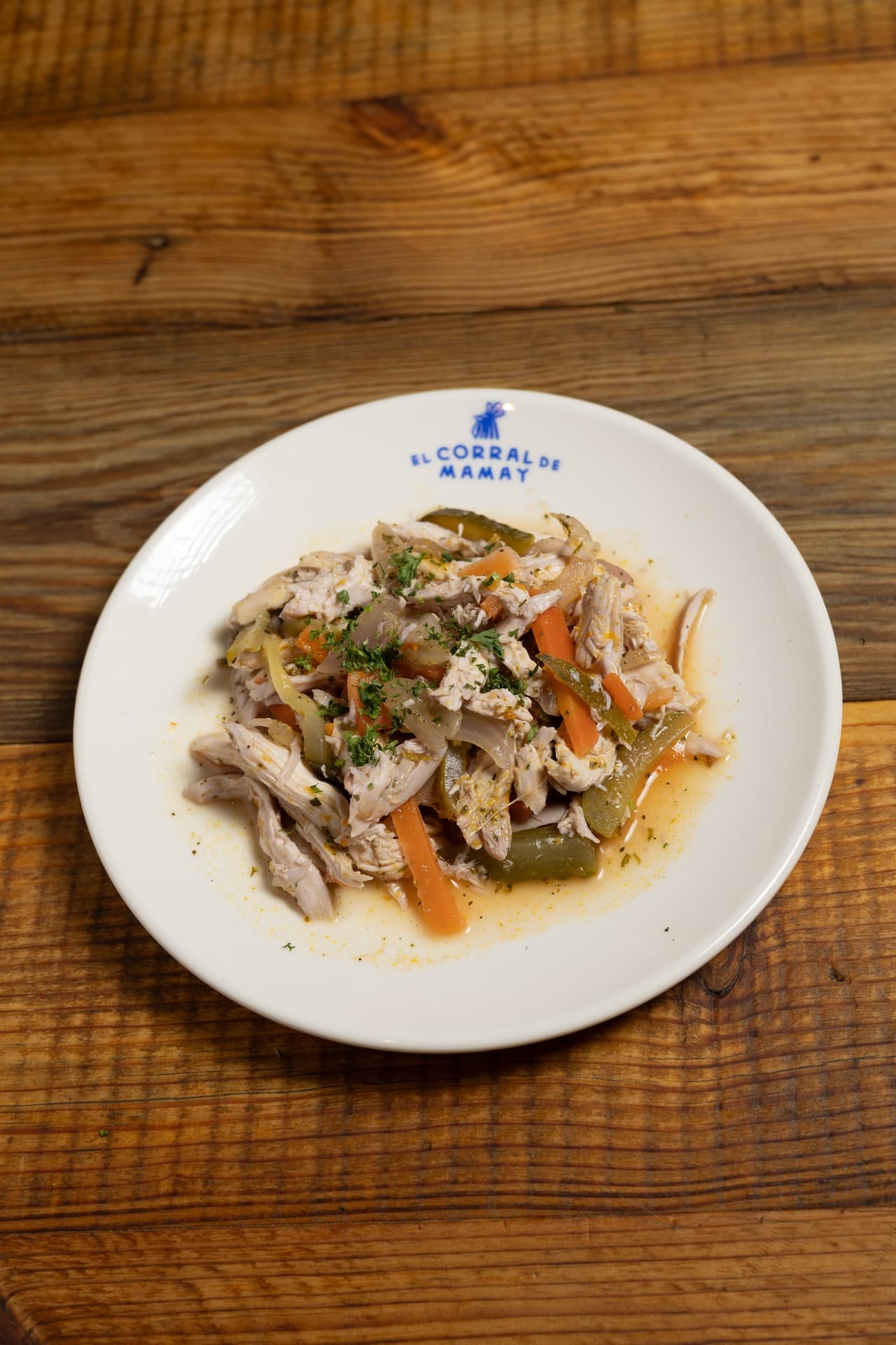 Pollo braseado con encurtido de cebolla, zanahoria, ajíes andinos y vinagre de manzana - El Corral de Mamay