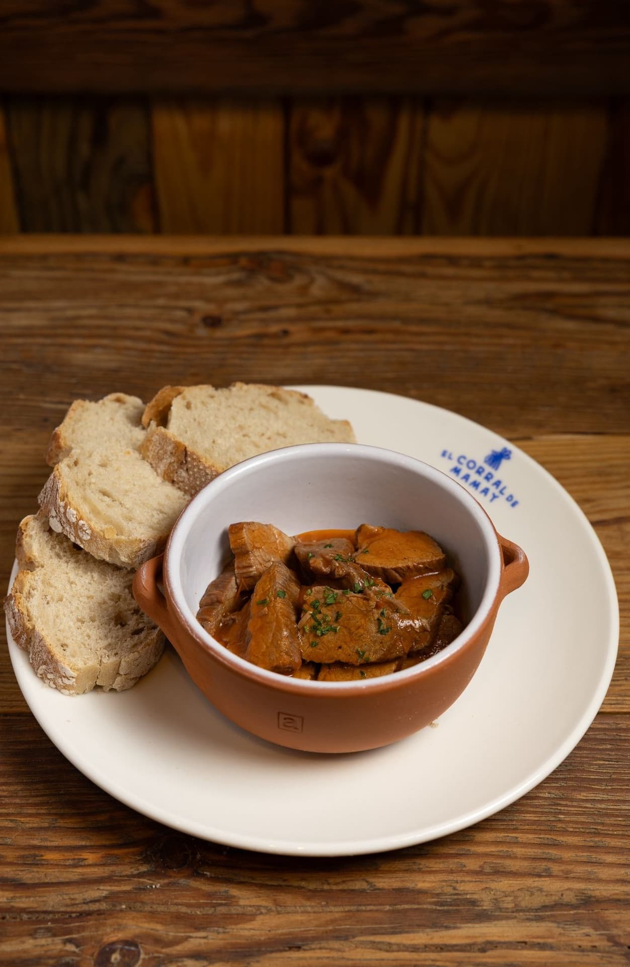 Ternera cocinada a fuego lento hasta deshacerse, con el sabor intenso y profundo de nuestro sofrito andino. - El Corral de Mamay