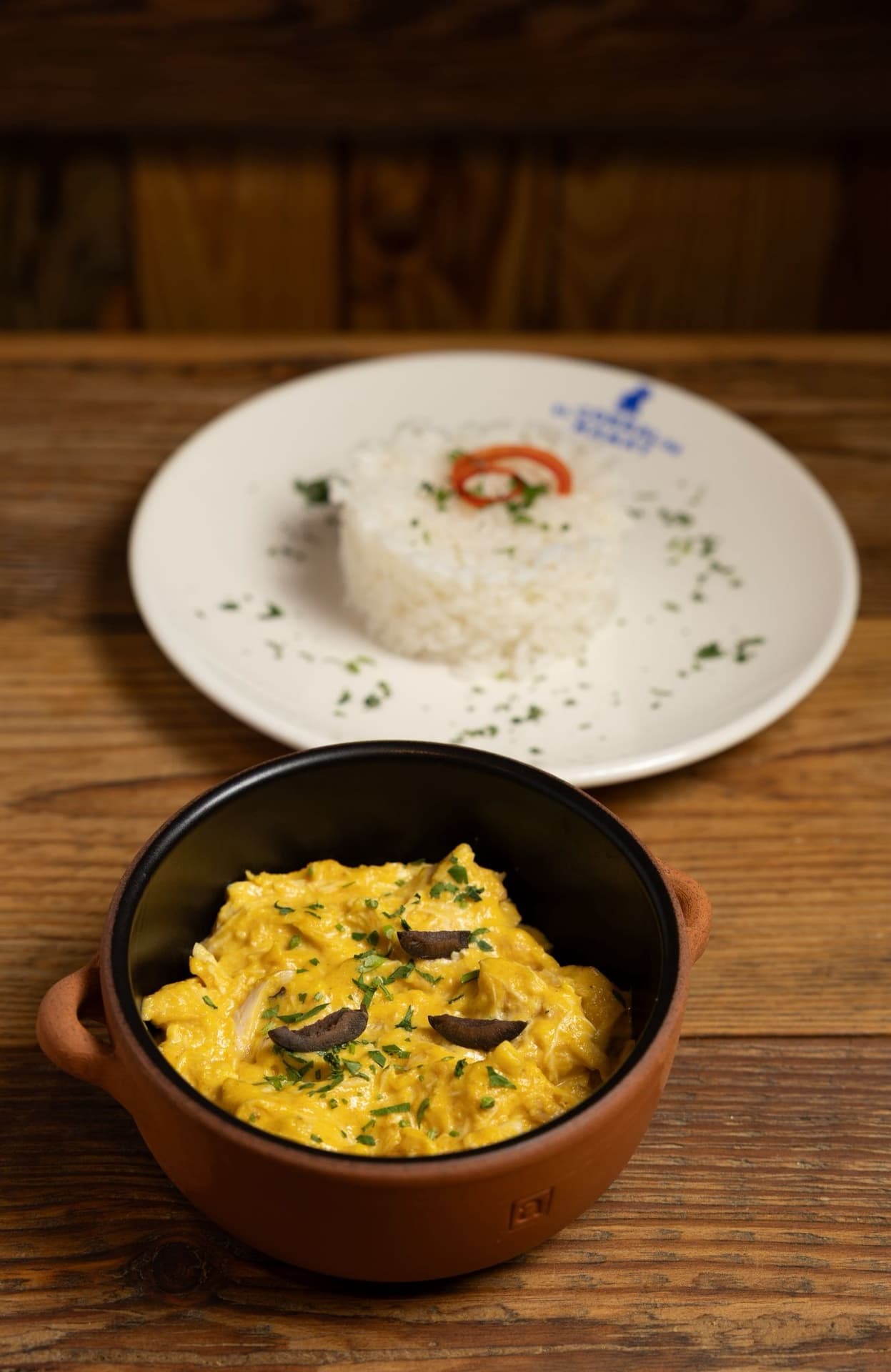 El alma de Perú en un bocado: pechuga deshilachada en una crema aterciopelada de ají amarillo que enamora. - El Corral de Mamay